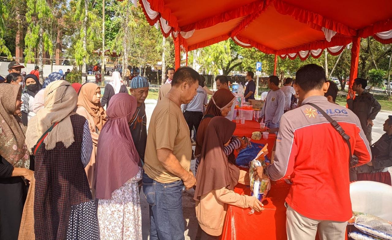 Operasi pasar murah diserbu warga masyarakat Kabupaten Tabalong yang menjual sejumlah barang kebutuhan pokok (Bapok) di Taman Giat Tanjung, Selasa (23/05/2023). (Kalimantanlive.com).