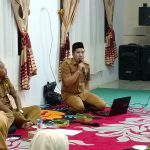 Pihak Dinas Sosial ketika melakukan silaturahmi sekaligus Forum RT se-Kabupaten Tanah Bumbu, menekankan pentingnya peran RT dalam mengumpulkan data, salah satunya terkait data kemiskinan ekstrem. (Kalimantanlive.com/Desy).