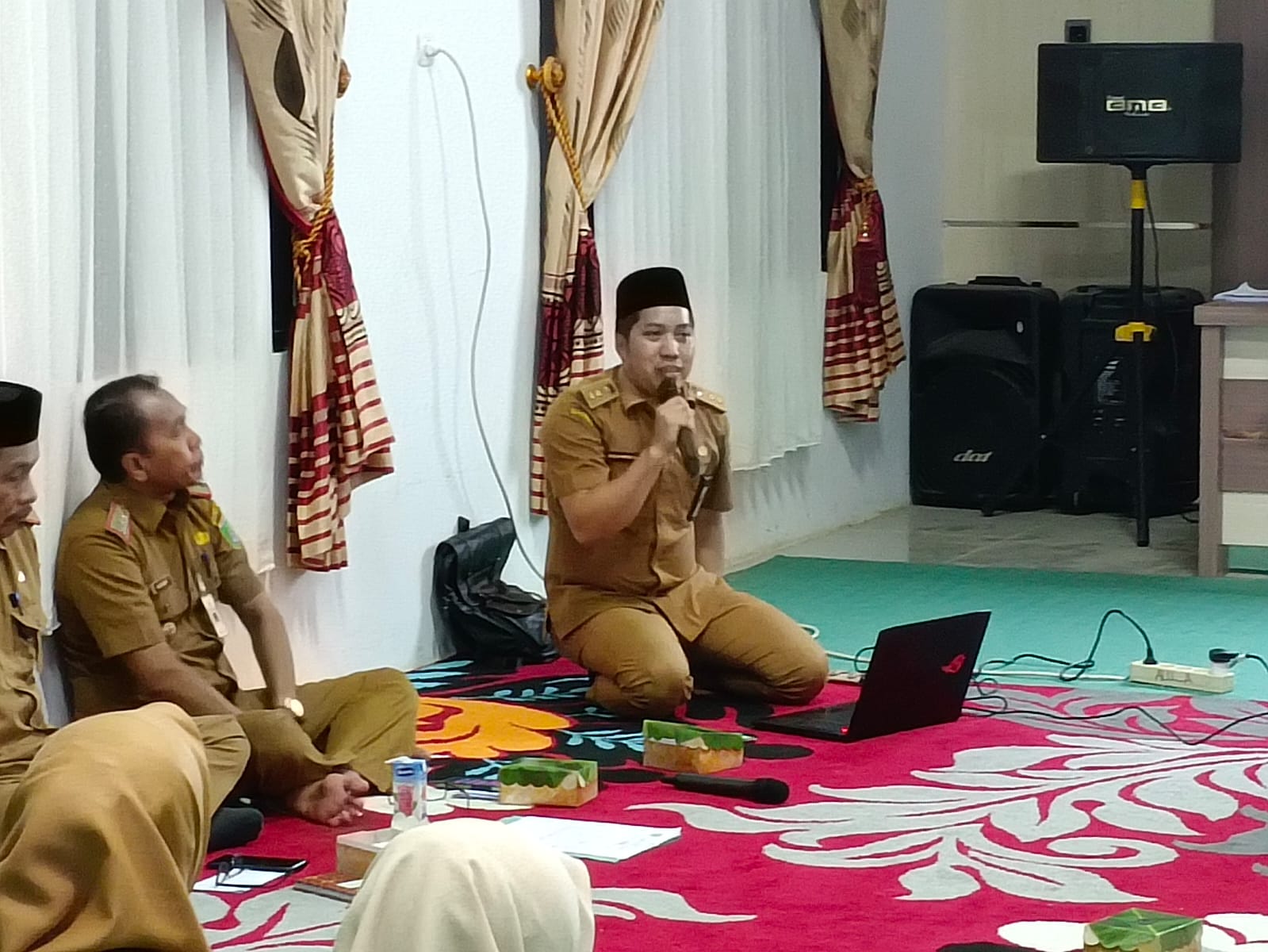 Pihak Dinas Sosial ketika melakukan silaturahmi sekaligus Forum RT se-Kabupaten Tanah Bumbu, menekankan pentingnya peran RT dalam mengumpulkan data, salah satunya terkait data kemiskinan ekstrem. (Kalimantanlive.com/Desy).