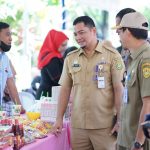 Dinas Perdagangan dan Perindustrian (Disperdagin) menggelar pasar murah dalam upaya pengendalian dan penstabilan harga Bahan Pokok Penting (Bapokting) untuk masyarakat Banjarmasin Selatan, Senin (29/5/23). Kalimantanlive.com/Ilham