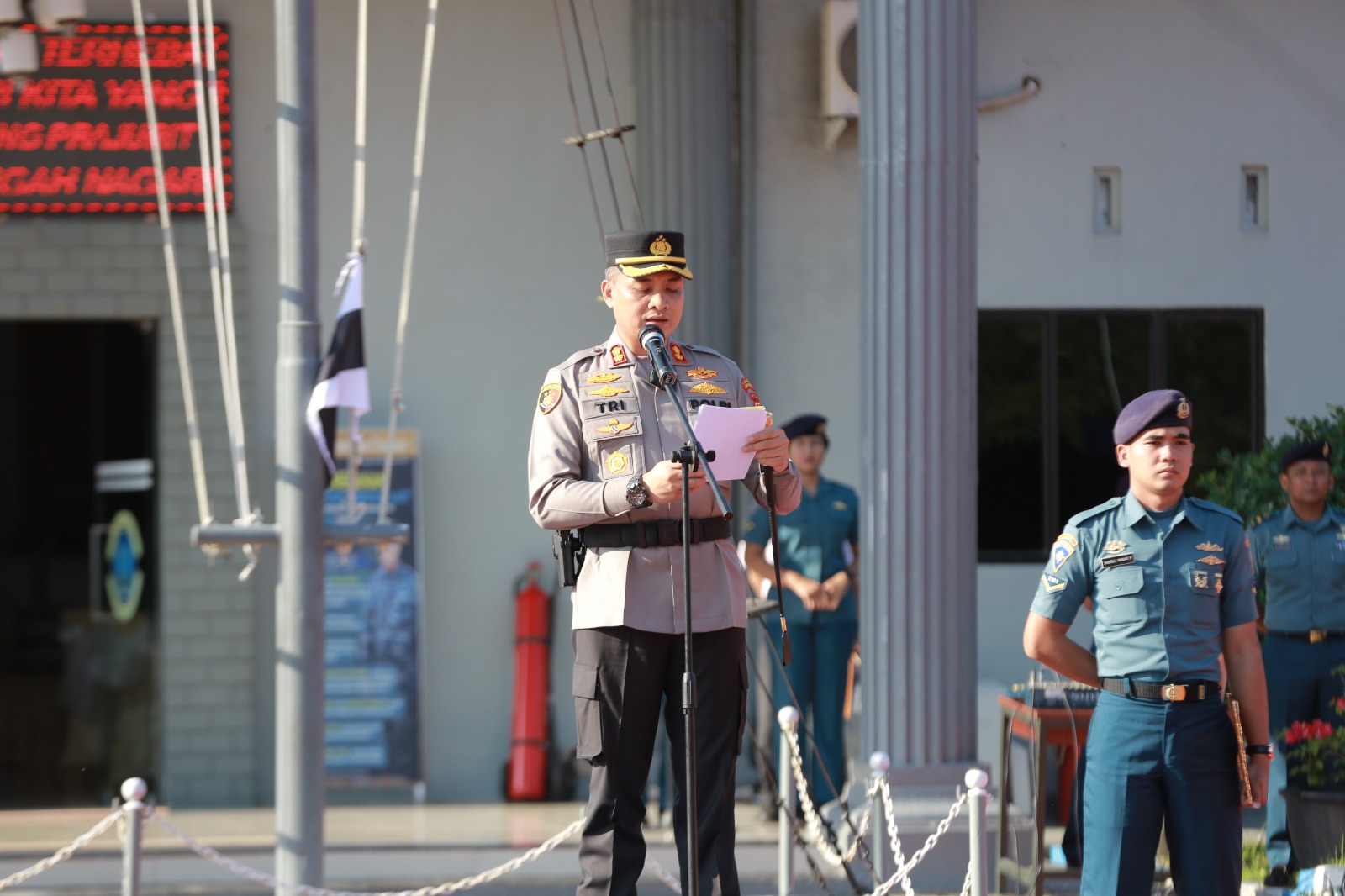 Kapolres Kotabaru Akbp Dr. Tri Suhartanto, SH.MH.M.Si., pimpin Apel Sinergitas Saijaan Presisi bersama TNI - POLRI dan Stakeholder lainnya bertempat di Mako Lanal Kotabaru, Senin (29/5/23) (Kalimantanlive.com/Siti Rahmah).
