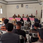 Sejumlah warga yang datang ke Kantor Kecamatan Bintang Ara untuk meminta kejelasan perusahaan PT TWK (Kalimantanlive.com).