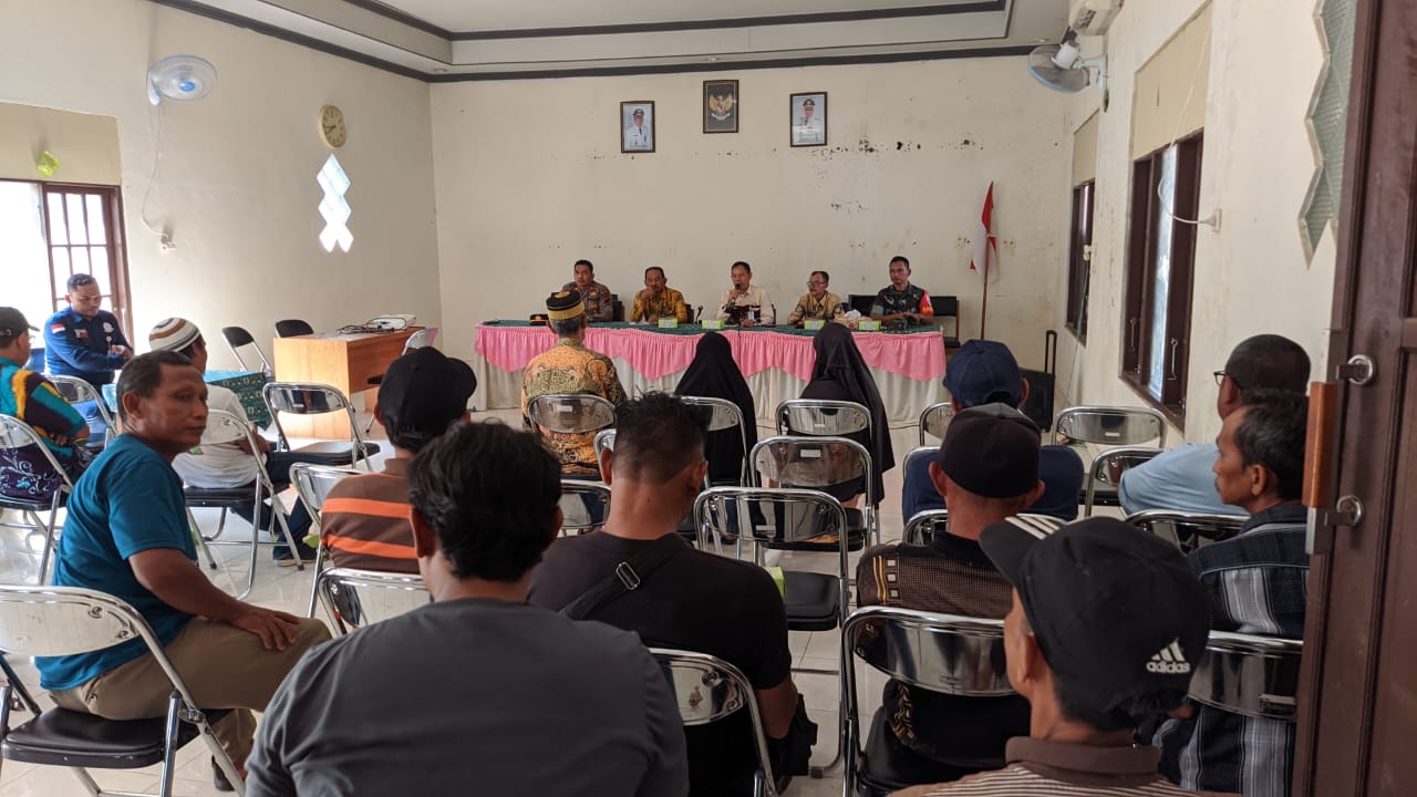 Sejumlah warga yang datang ke Kantor Kecamatan Bintang Ara untuk meminta kejelasan perusahaan PT TWK (Kalimantanlive.com).