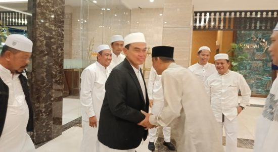 Ketua Umum Forum Nasional Lembaga Kesejahteraan Sosial Anak – Panti Sosial Asuhan Anak (LKSA-PSAA) Abah HM Zairullah Azhar memimpin rapat persiapan Rakernas ke-1 di Best Western ( BW ) Banjarmasin, Sabtu ( 13/5/2023 ). (Kalimantanlive.com/Desy)