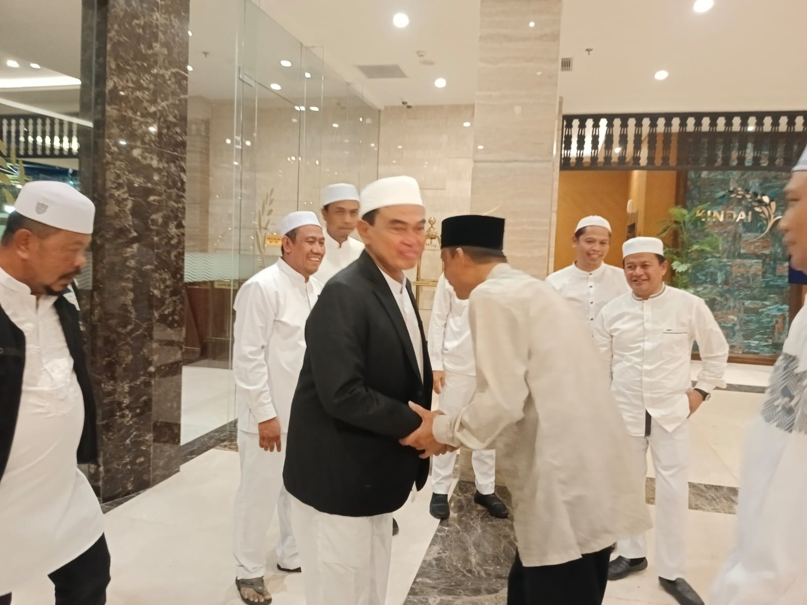 Ketua Umum Forum Nasional Lembaga Kesejahteraan Sosial Anak – Panti Sosial Asuhan Anak (LKSA-PSAA) Abah HM Zairullah Azhar memimpin rapat persiapan Rakernas ke-1 di Best Western ( BW ) Banjarmasin, Sabtu ( 13/5/2023 ). (Kalimantanlive.com/Desy)