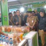 Bupati Kabupaten Tanah Bumbu Abah Zairullah Azhar didampingi sejumlah kepala SKPD melakukan peninjauan mendadak ke stand-stand milik pemerintah di lokasi Pesona Pesta Adat Mappanrer RI Tasi'e Pagatan, Senin ( 29/5/2023 ) malam. (Kalimantanlive.com/Desy)