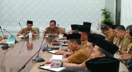 Bupati Tanah Bumbu Zairullah Azhar saat memimpin rapat dengan para kepala dinas dan SKPD. Kalimantanlive.com/Desy