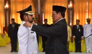 Gubernur Kalsel Sahbirin Noor melantik Plt Bupati HSU Zackly Asswan di Banjarmasin, Rabu (2162023). (Foto Adpim)
