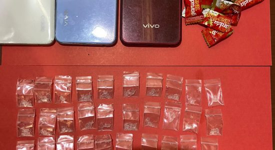 Barbuk Narkoba. Satuan Res Narkoba Polres Kotabaru berhasil mengungkap peredaran narkoba di wilayah kabupaten Kotabaru jenis sabu-sabu dengan jumlah tersangka sebanyak 4 orang, Minggu (04/06/23). (Kalimantanlive.com./Siti Rahmah)