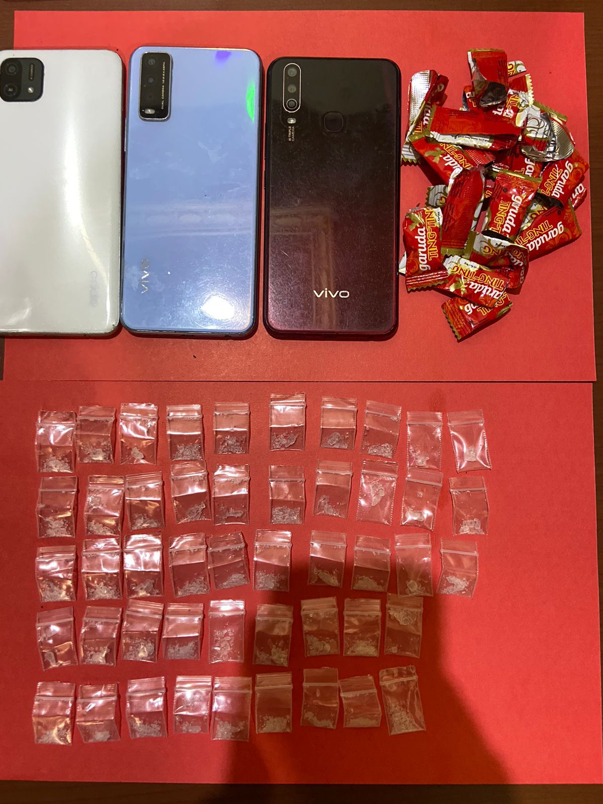 Barbuk Narkoba. Satuan Res Narkoba Polres Kotabaru berhasil mengungkap peredaran narkoba di wilayah kabupaten Kotabaru jenis sabu-sabu dengan jumlah tersangka sebanyak 4 orang, Minggu (04/06/23). (Kalimantanlive.com./Siti Rahmah)