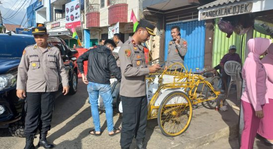 Menjelang HUT Bhayangkara ke-77 Tahun 2023, Polres Kotabaru Polda Kalsel beserta Bhayangkari Cabang Kotabaru menggelar bakti sosial bagi paket sembako. (Kalimantanlive.com/Siti Rahmah)