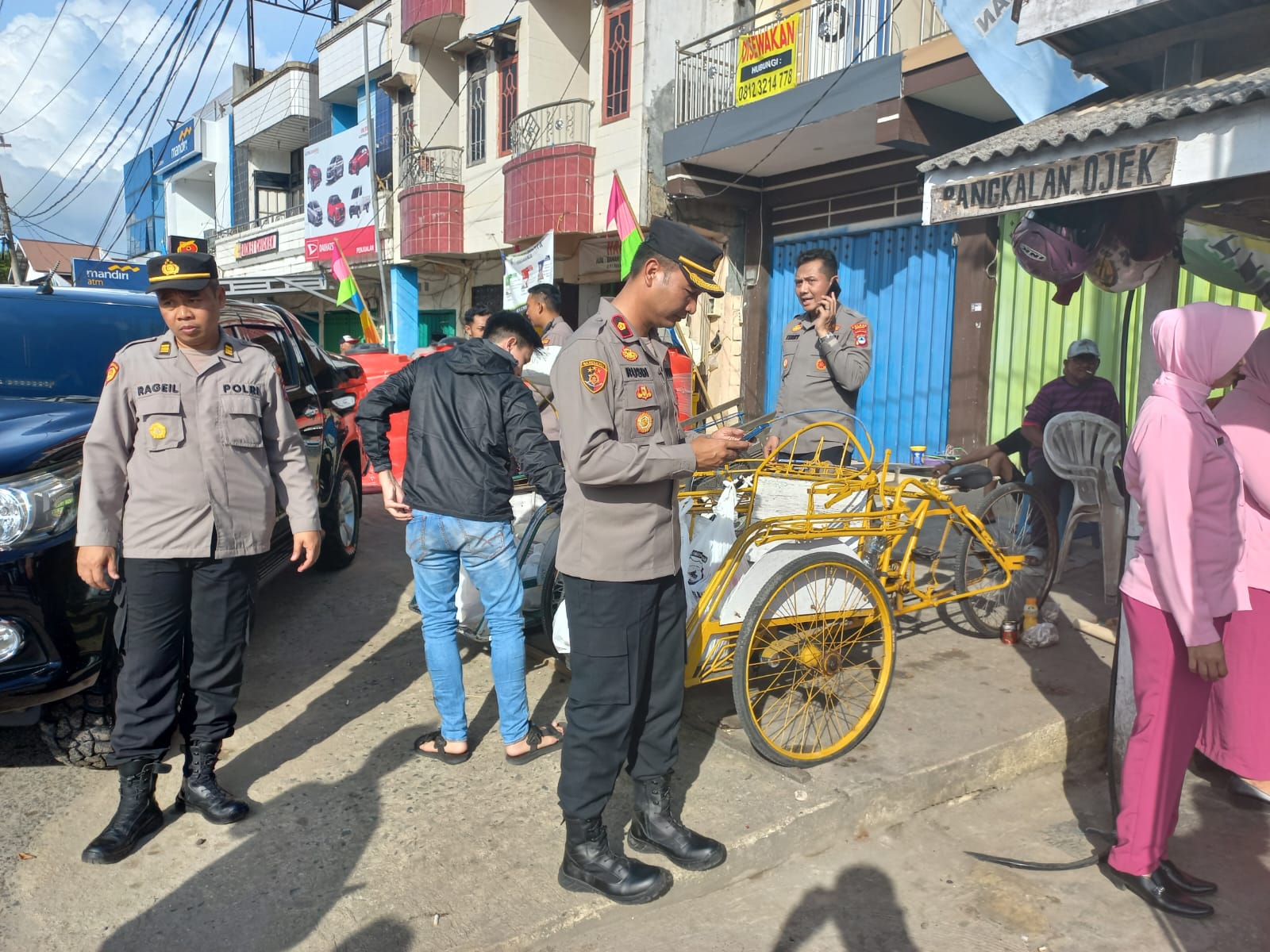 Menjelang HUT Bhayangkara ke-77 Tahun 2023, Polres Kotabaru Polda Kalsel beserta Bhayangkari Cabang Kotabaru menggelar bakti sosial bagi paket sembako. (Kalimantanlive.com/Siti Rahmah)
