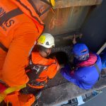 Proses evakuasi yang dilakukan Kantor Pencaharian dan Pertolongan SAR Basarnas Banjarmasin dan relawan gabungan. Akhirnya membawa hasil terhadap 3 orang korban yang meninggal di dalam Mainhole tongkang, diduga akibat keracunan gas, pada Jumat (2/6/23) kemarin. (Kalimantanlive.com/Ilham).