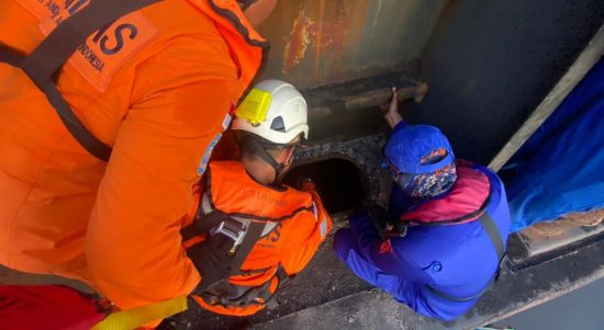 Proses evakuasi yang dilakukan Kantor Pencaharian dan Pertolongan SAR Basarnas Banjarmasin dan relawan gabungan. Akhirnya membawa hasil terhadap 3 orang korban yang meninggal di dalam Mainhole tongkang, diduga akibat keracunan gas, pada Jumat (2/6/23) kemarin. (Kalimantanlive.com/Ilham).