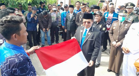 Masih dalam momentum peringatan Hari Lahir Pancasila, dua tempat di Kecamatan Banjarmasin Utara dicanangkan Kampung Merah Putih (Kamaratih), Kamis (01/06/23). Dua tempat tersebut adalah Jalan Cengkeh dan Jalan Ar-Rahman RT 70, Komplek Herlina Perkasa, Kelurahan Sungai Andai, Banjarmasin Utara. (Kalimantanlive.com/Ilham)