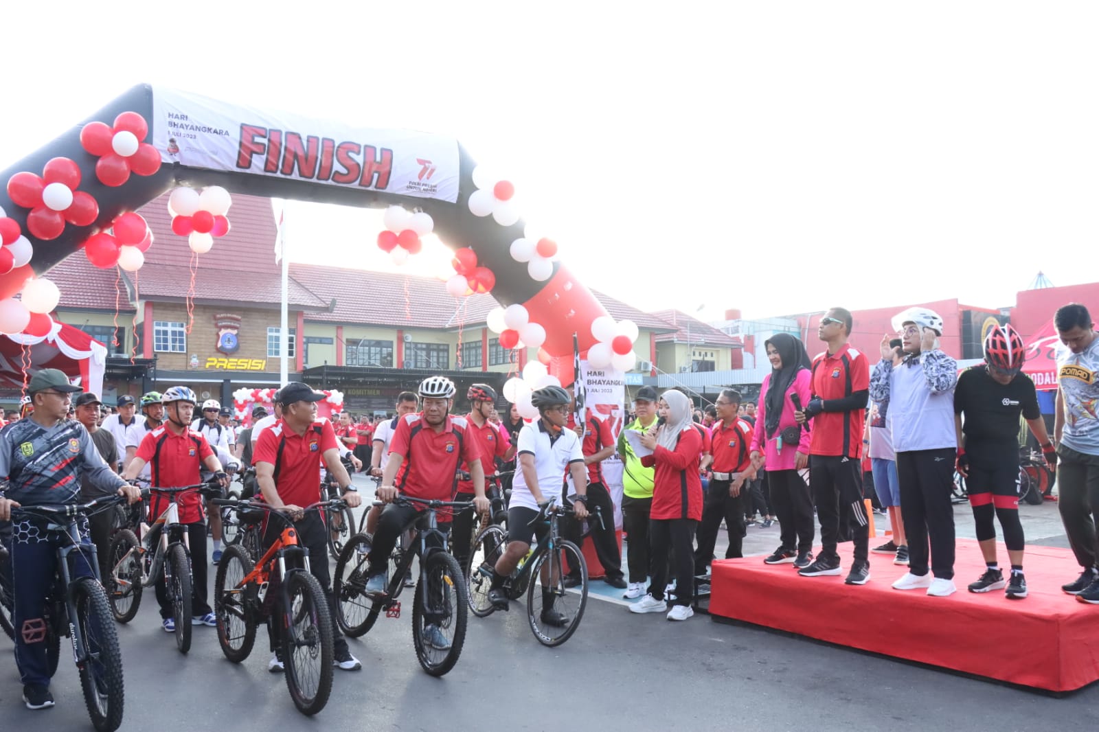 Dalam rangka momentum Hari Ulang Tahun (HUT) Bhayangkara ke-77, Polresta Banjarmasin menggelar rangakaian kegiatan gowes santai dan bagikan puluhan hadiah doorprize. (Kalimantanlive.com/Ilham)