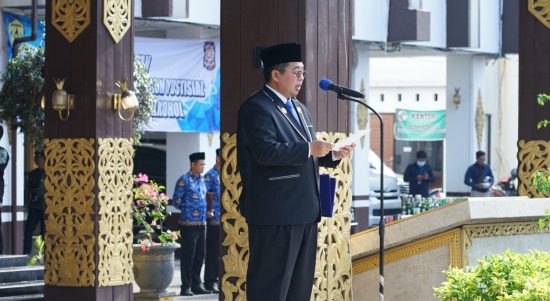 Dalam rangka memperingati Hari Lahir Pancasila, Pemerintah Kota (Pemko) Banjarmasin melaksanakan upacara sekaligus mengukuhkan Purna Paskibraka menjadi Duta Pancasila. Kegiatan tersebut dipimpin langsung Wali Kota Banjarmasin, Ibnu Sina, berlangsung di Halaman Balai Kota Banjarmasin, Kamis (1/6/23) pagi. (Kalimantanlive.com/Ilham)