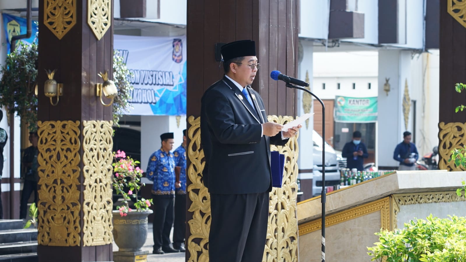 Dalam rangka memperingati Hari Lahir Pancasila, Pemerintah Kota (Pemko) Banjarmasin melaksanakan upacara sekaligus mengukuhkan Purna Paskibraka menjadi Duta Pancasila. Kegiatan tersebut dipimpin langsung Wali Kota Banjarmasin, Ibnu Sina, berlangsung di Halaman Balai Kota Banjarmasin, Kamis (1/6/23) pagi. (Kalimantanlive.com/Ilham)