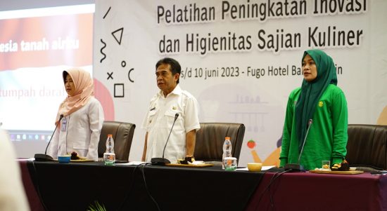 Pemerintah Kota Banjarmasin melalui Dinas Kebudayaan Kepemudaan Olahraga dan Pariwisata Bidang Ekonomi Kreatif menggelar Pelatihan Peningkatan Inovasi dan Higienitas Sajian Kuliner, Rabu (7/6/23). (Kalimantanlive.com/Ilham)