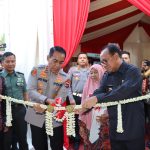 Kapolda Kalsel, Andi Rian R Djajadi saat memotong untaian bunga menandakan diresmikannya program bedah rumah (Kalimantanlive.com/ A Hidayat)
