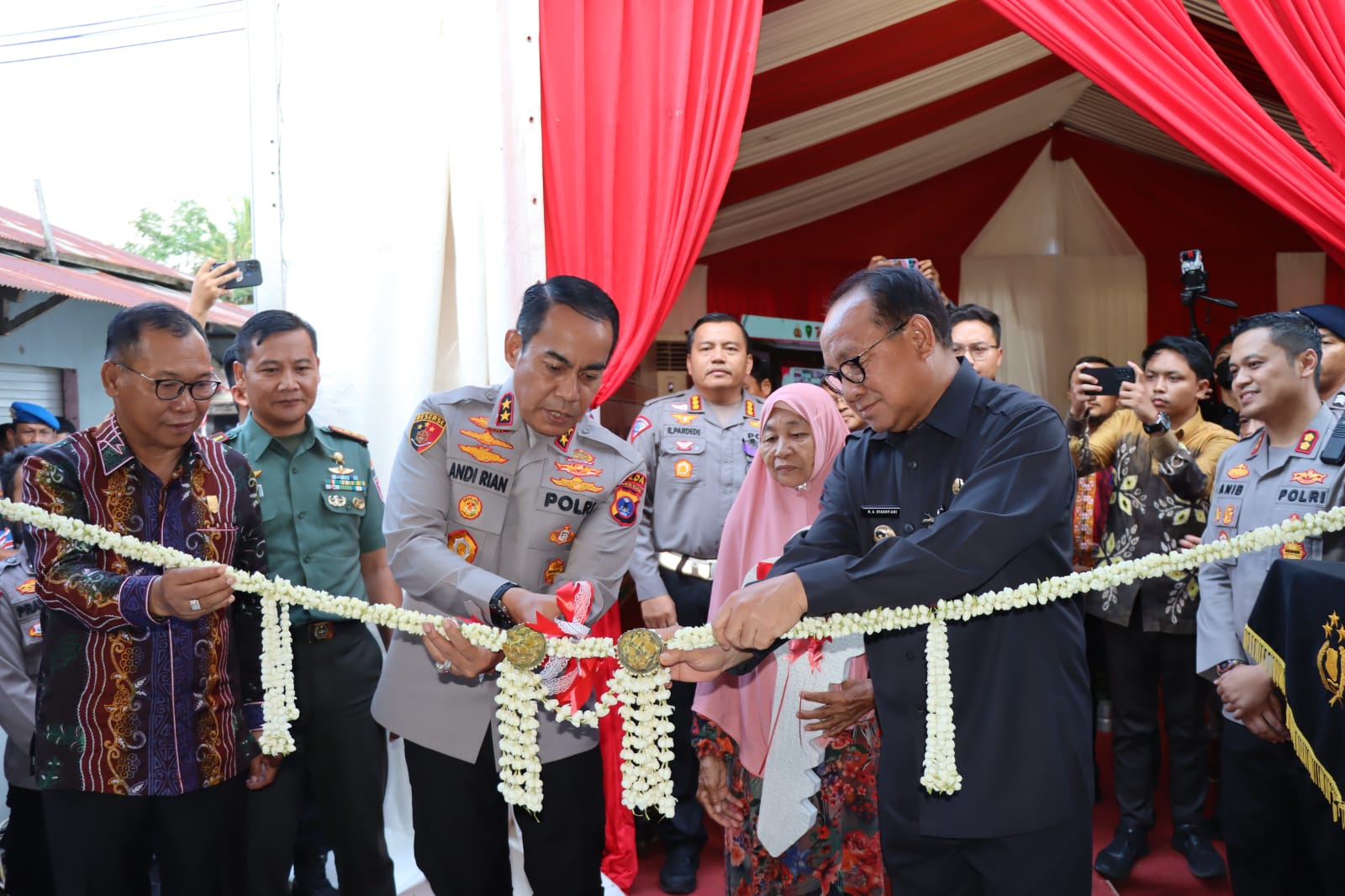 Kapolda Kalsel, Andi Rian R Djajadi saat memotong untaian bunga menandakan diresmikannya program bedah rumah (Kalimantanlive.com/ A Hidayat)