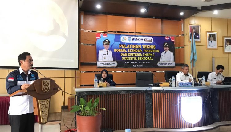 Pemerintah Kabupaten Banjar melalui Dinas Komunikasi Informatika Statistik dan Persandian (DKISP) Kabupaten Banjar Bidang Statistik dan Persandian menggelar Pelatihan Teknis Norma, Standar, Prosedur dan Kriteria (NSPK) Statistik Sektoral, di Aula Barakat, Martapura, Rabu ( 7/6/2023) pagi. (Kalimantanlive.com)