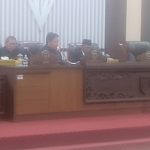 Ketua DPRD Banjar HM Rofiqi memimpin rapat paripurna dengan agenda pemandangan umum fraksi-fraksi DPRD terhadap Rancangan Peraturan Daerah (Raperda). (Kalimantanlive.com)