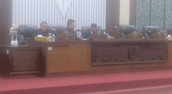 Ketua DPRD Banjar HM Rofiqi memimpin rapat paripurna dengan agenda pemandangan umum fraksi-fraksi DPRD terhadap Rancangan Peraturan Daerah (Raperda). (Kalimantanlive.com)