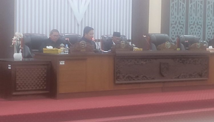 Ketua DPRD Banjar HM Rofiqi memimpin rapat paripurna dengan agenda pemandangan umum fraksi-fraksi DPRD terhadap Rancangan Peraturan Daerah (Raperda). (Kalimantanlive.com)