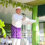 Bupati Tanah Bumbu Abah Zairullah Azhar saat penutupan atau puncak pesta pantai Mappanre Ri Tasi’e ditandai dengan selamatan di atas kapal sembari makan bersama, Minggu (4/6/2023) di Pagatan, Kecamatan Kusan Hilir, Kabupaten Tanah Bumbu. (Kalimantanlive.com/ Desy)