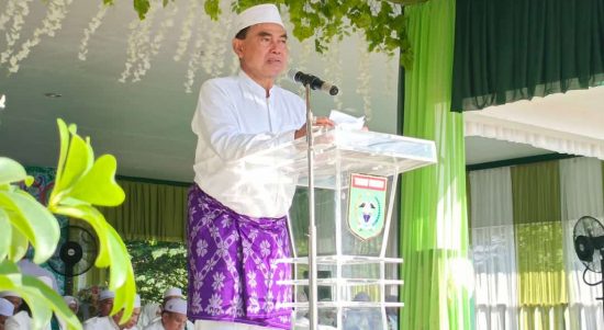 Bupati Tanah Bumbu Abah Zairullah Azhar saat penutupan atau puncak pesta pantai Mappanre Ri Tasi’e ditandai dengan selamatan di atas kapal sembari makan bersama, Minggu (4/6/2023) di Pagatan, Kecamatan Kusan Hilir, Kabupaten Tanah Bumbu. (Kalimantanlive.com/ Desy)