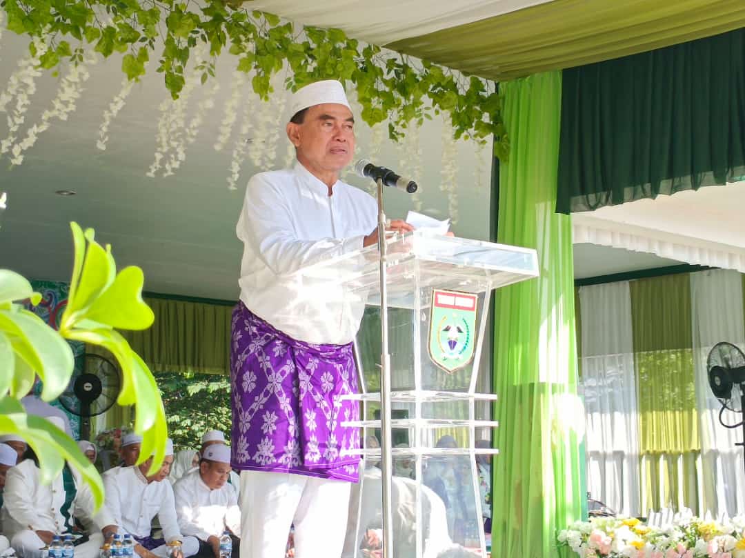 Bupati Tanah Bumbu Abah Zairullah Azhar saat penutupan atau puncak pesta pantai Mappanre Ri Tasi’e ditandai dengan selamatan di atas kapal sembari makan bersama, Minggu (4/6/2023) di Pagatan, Kecamatan Kusan Hilir, Kabupaten Tanah Bumbu. (Kalimantanlive.com/ Desy)