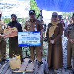 Wali Kota Banjarmasin, Ibnu Sina melaunchingkan program bantuan sosial Dinas Sosial (Dinsos) Rehabilitasi Sosial Rumah Tidak Layak Huni (RS Rutilahu), berlangsung di Jalan Kuin Utara, RT 05, RW 01, Kelurahan Kuin Utara, Kecamatan Banjarmasin Utara, Selasa (27/6/23). (Kalimantanlive.com/Ilham).