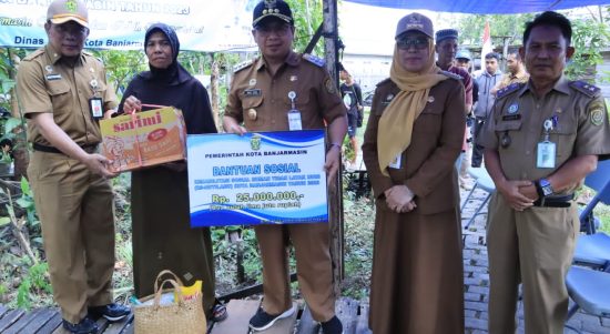 Wali Kota Banjarmasin, Ibnu Sina melaunchingkan program bantuan sosial Dinas Sosial (Dinsos) Rehabilitasi Sosial Rumah Tidak Layak Huni (RS Rutilahu), berlangsung di Jalan Kuin Utara, RT 05, RW 01, Kelurahan Kuin Utara, Kecamatan Banjarmasin Utara, Selasa (27/6/23). (Kalimantanlive.com/Ilham).