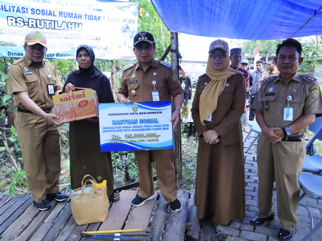 Wali Kota Banjarmasin, Ibnu Sina melaunchingkan program bantuan sosial Dinas Sosial (Dinsos) Rehabilitasi Sosial Rumah Tidak Layak Huni (RS Rutilahu), berlangsung di Jalan Kuin Utara, RT 05, RW 01, Kelurahan Kuin Utara, Kecamatan Banjarmasin Utara, Selasa (27/6/23). (Kalimantanlive.com/Ilham).