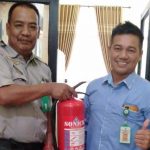 Penyerahan alat pemadam api ringan dari ASN BPBD (kiri) kepada ASN Dukcapil (Kalimantanlive.com/Kamil)