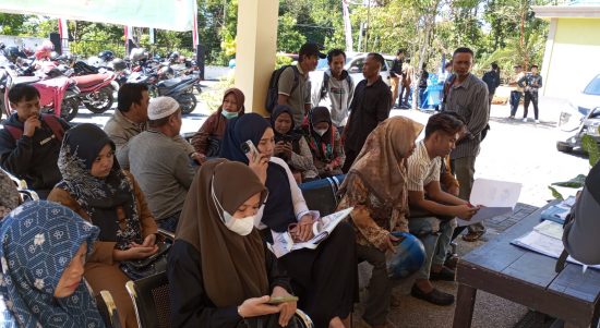 Warga yang melakukan pengurusan persyaratan administrasi calon anggota BPD di dinas Dukcapil kemarin. (Kalimantanlive.com/Kamil