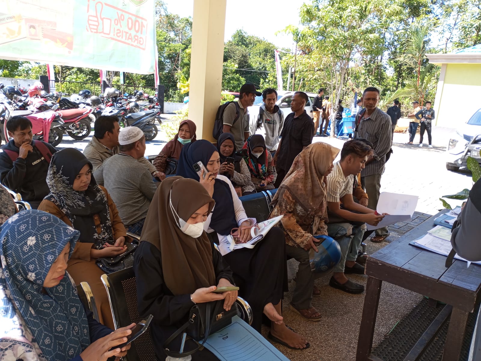 Warga yang melakukan pengurusan persyaratan administrasi calon anggota BPD di dinas Dukcapil kemarin. (Kalimantanlive.com/Kamil