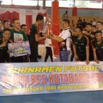 Kapolres AKBP Tri Suhartanto menyerahkan piala Turnamen Futsal Kapolres Kotabaru Cup Tahun 2023 kepada juara 1 dan 2 yaitu 5999 fc melawan Arutmin FCX dengan skor 6-2 di Lapangan Indoor Kotabaru,Minggu (25/06/2023). \(Kalimantanlive.com/Siti Rahmah)