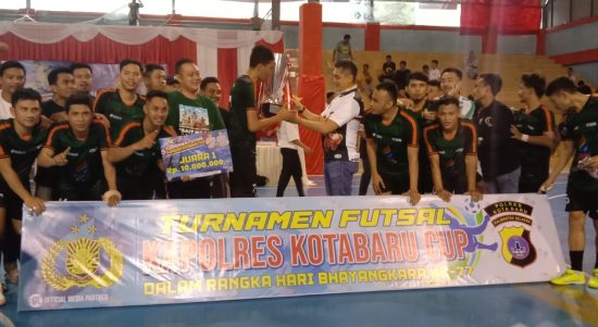 Kapolres AKBP Tri Suhartanto menyerahkan piala Turnamen Futsal Kapolres Kotabaru Cup Tahun 2023 kepada juara 1 dan 2 yaitu 5999 fc melawan Arutmin FCX dengan skor 6-2 di Lapangan Indoor Kotabaru,Minggu (25/06/2023). \(Kalimantanlive.com/Siti Rahmah)