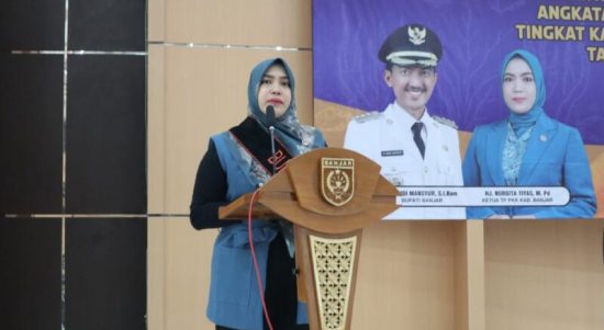 Bunda PAUD Kabupaten Banjar Hj Nurgita Tiyas saat membuka Pendidikan dan Pelatihan Stimulasi Penanganan Stunting Guru PAUD Tingkat Kabupaten Banjar tahun 2023, di Aula Disdik Kabupaten Banjar, Martapura, Jumat (09/6/2023) pagi. (Kalimantanlive.com)