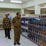 Bupati Anang yang menyempatkan keliling melihat produk barang yang dijual di Toko Waralaba Modern Berkah Amalina Cabang Tanjung (Kalimantanlive.com/ A Hidayat) (Kalimantanlive.com / A Hidayat)