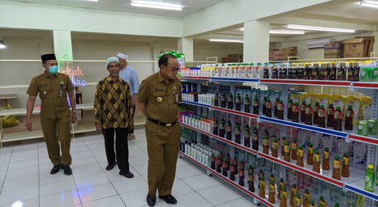 Bupati Anang yang menyempatkan keliling melihat produk barang yang dijual di Toko Waralaba Modern Berkah Amalina Cabang Tanjung (Kalimantanlive.com/ A Hidayat) (Kalimantanlive.com / A Hidayat)