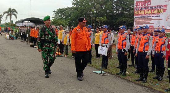 Pemerintah Kabupaten Balangan menggelar apel Pasukan dan Peralatan Siaga Kebakaran Hutan dan Lahan (Karhutla) pada Selasa (27/6/2023) di Tugu Maritam Kabupaten Balangan. Apel dipimin oleh Sekretariat Daerah Kabupaten Balangan, H. Sutikno. (Kalimantanlive.con/Kamil