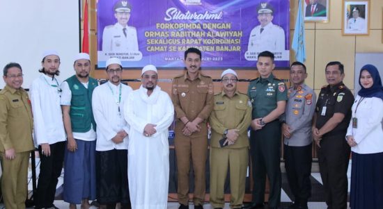 Ketua beserta pengurus Rabithah Alawiyah DPC Martapura/Banjarbaru lakukan silaturahmi dengan Pemerintah Kabupaten Banjar dan unsur Forkopimda, di Aula Barakat Lt II Kantor Bupati Banjar, Senin 26/6/2023 pagi. (Kalimantanlive.com)