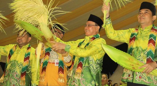 Kalimantanlive.com/Siti Rahmah Bupati bersama Wakil Bupati didampingi Ketua DPRD Kabupaten Kotabaru membuka secara resmi malam perayaan puncak Hari Jadi Kabupaten Kotabaru ke 73 tahun 2023.