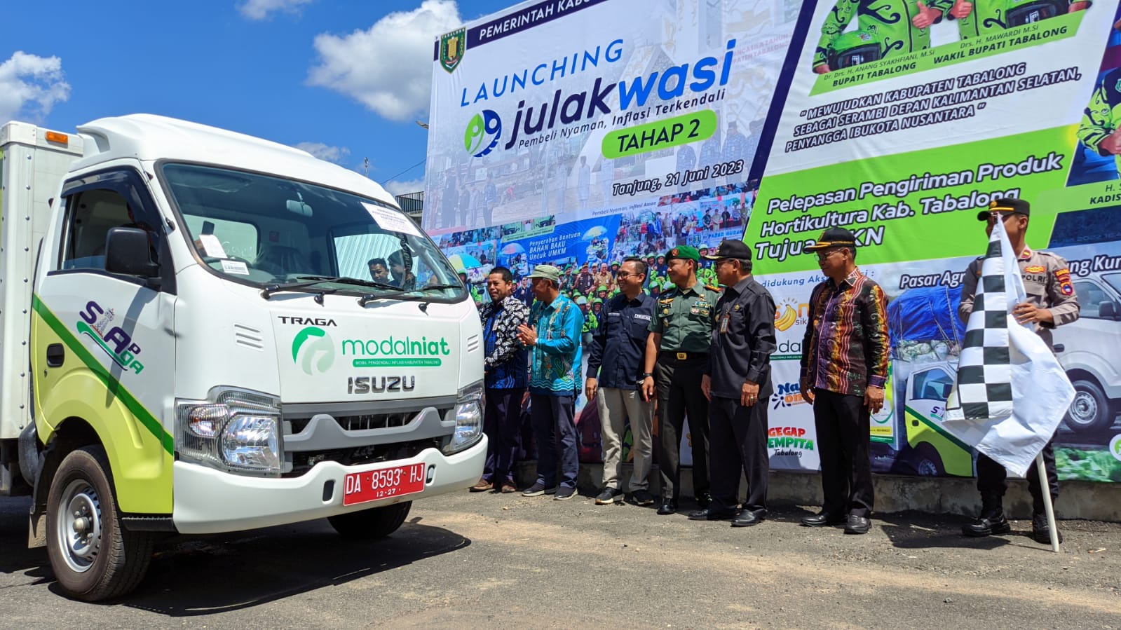 Bupati Anang didampingi unsur Forkopimda Tabalong melepas 4 angkutan yang membawa hasil tani hortikultara Tabalong ke IKN di Kaltim (Kalimantanlive.com/ A Hidayat)