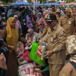 Bupati Tabalong, Anang Syakhfiani saat meninjau kegiatan gerakan pangan murah di Taman Giat Tanjung, Senin (26/06/2023) (Kalimantanlive.com/ A Hidayat).
