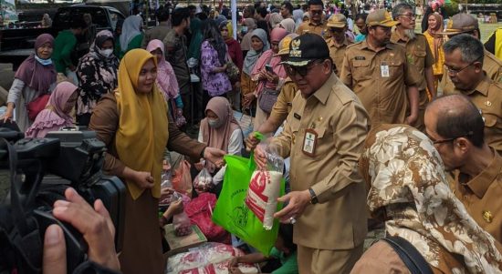 Bupati Tabalong, Anang Syakhfiani saat meninjau kegiatan gerakan pangan murah di Taman Giat Tanjung, Senin (26/06/2023) (Kalimantanlive.com/ A Hidayat).