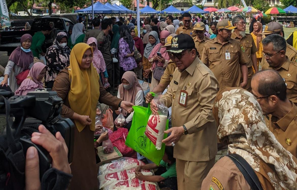 Bupati Tabalong, Anang Syakhfiani saat meninjau kegiatan gerakan pangan murah di Taman Giat Tanjung, Senin (26/06/2023) (Kalimantanlive.com/ A Hidayat).